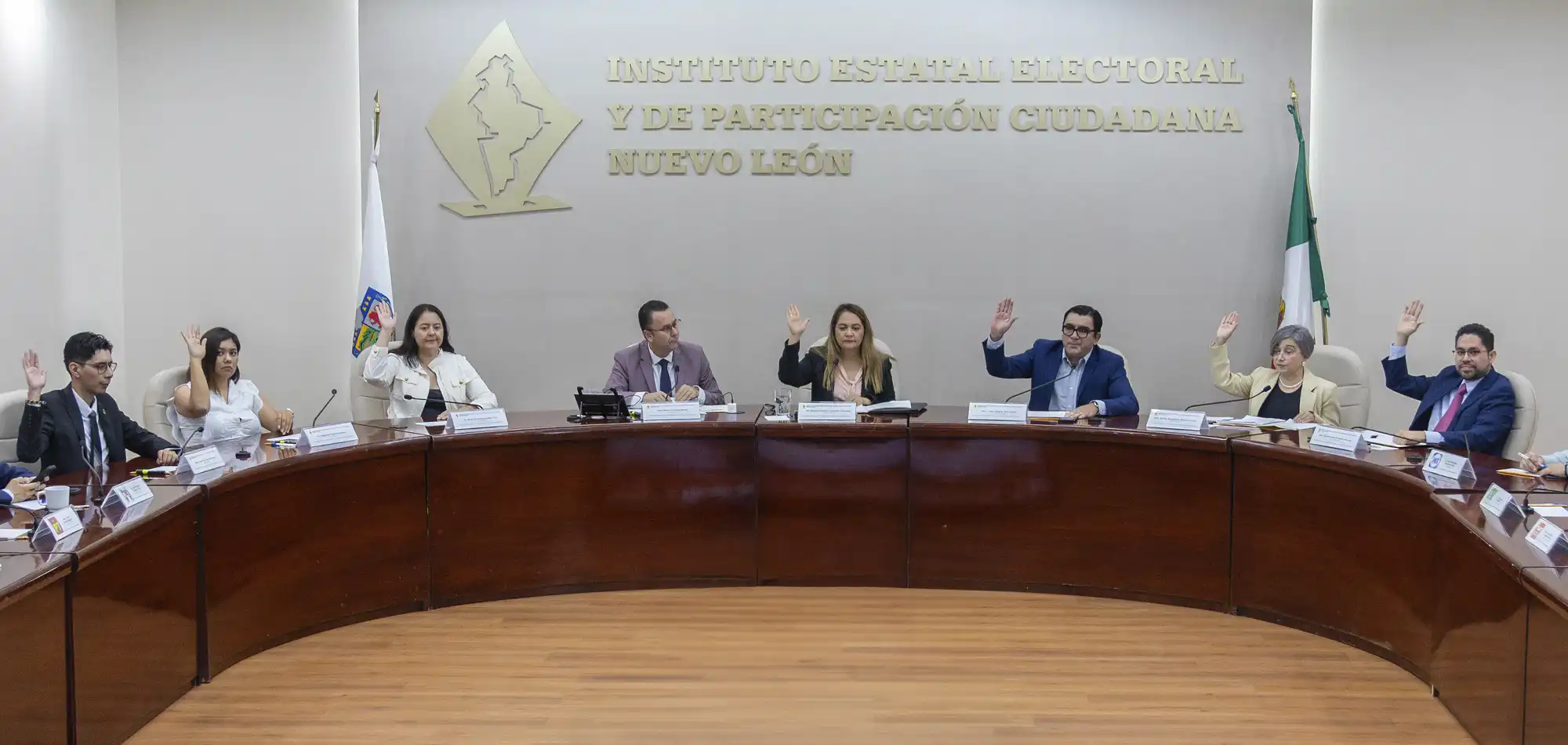 Modifica IEEPCNL su Reglamento y emite uno de Comisiones  