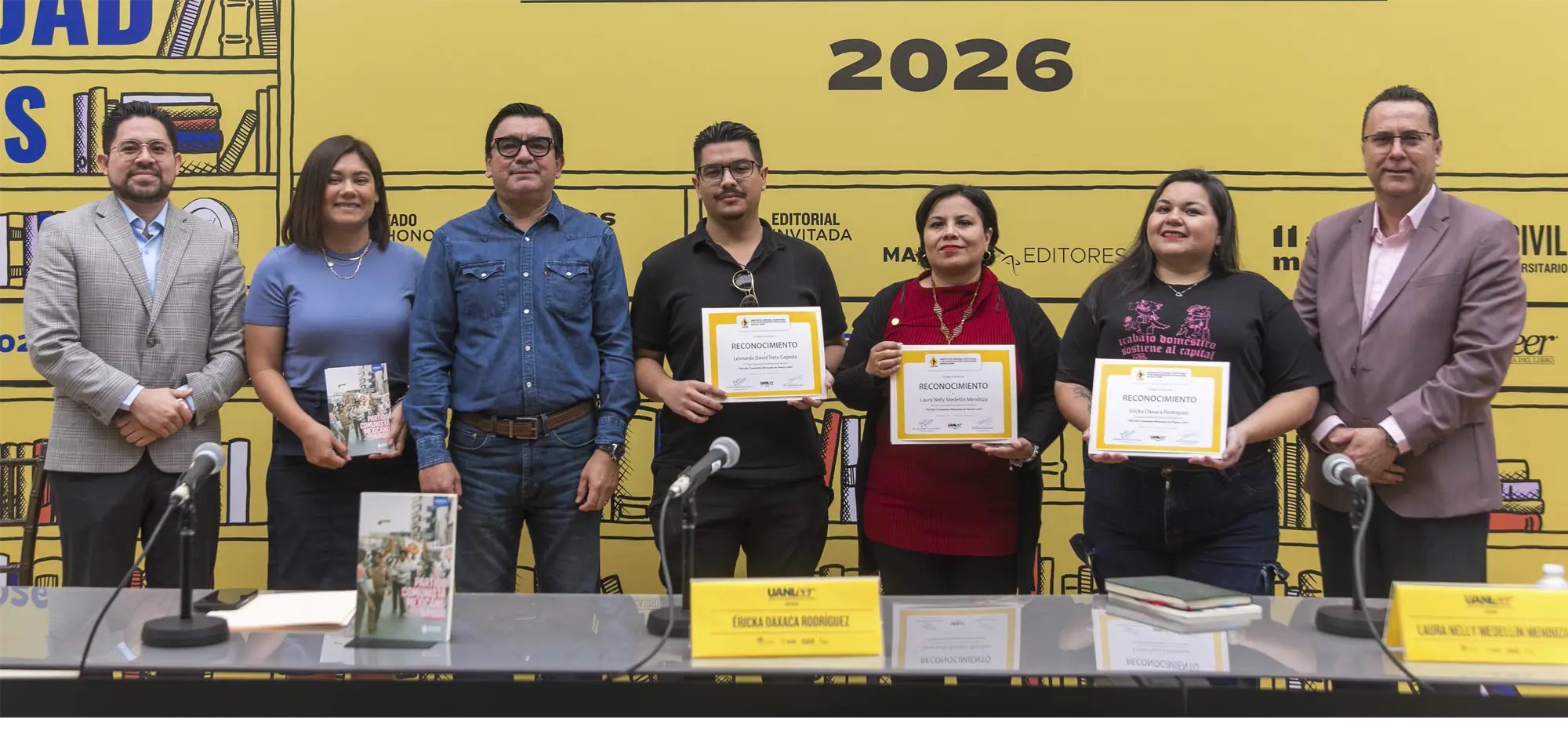 IEEPCNL muestra en la UANLeer libro sobre comunismo y cuento infantil