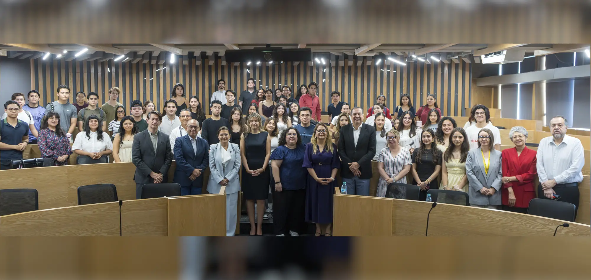 Conversa Presidenta del IEEPCNL sobre democracia paritaria en la UDEM