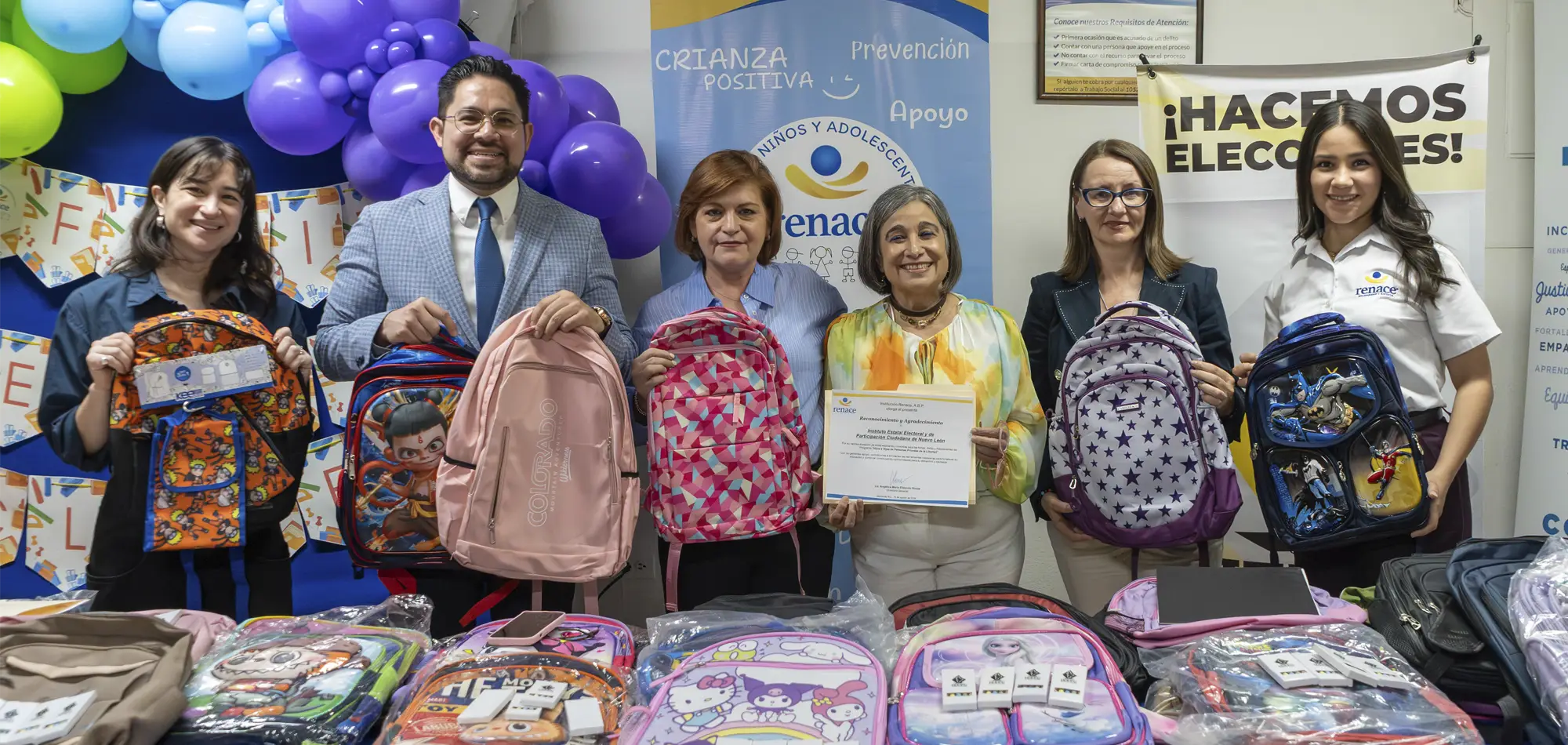 Se suma personal de IEEPCNL a campaña y dona mochilas